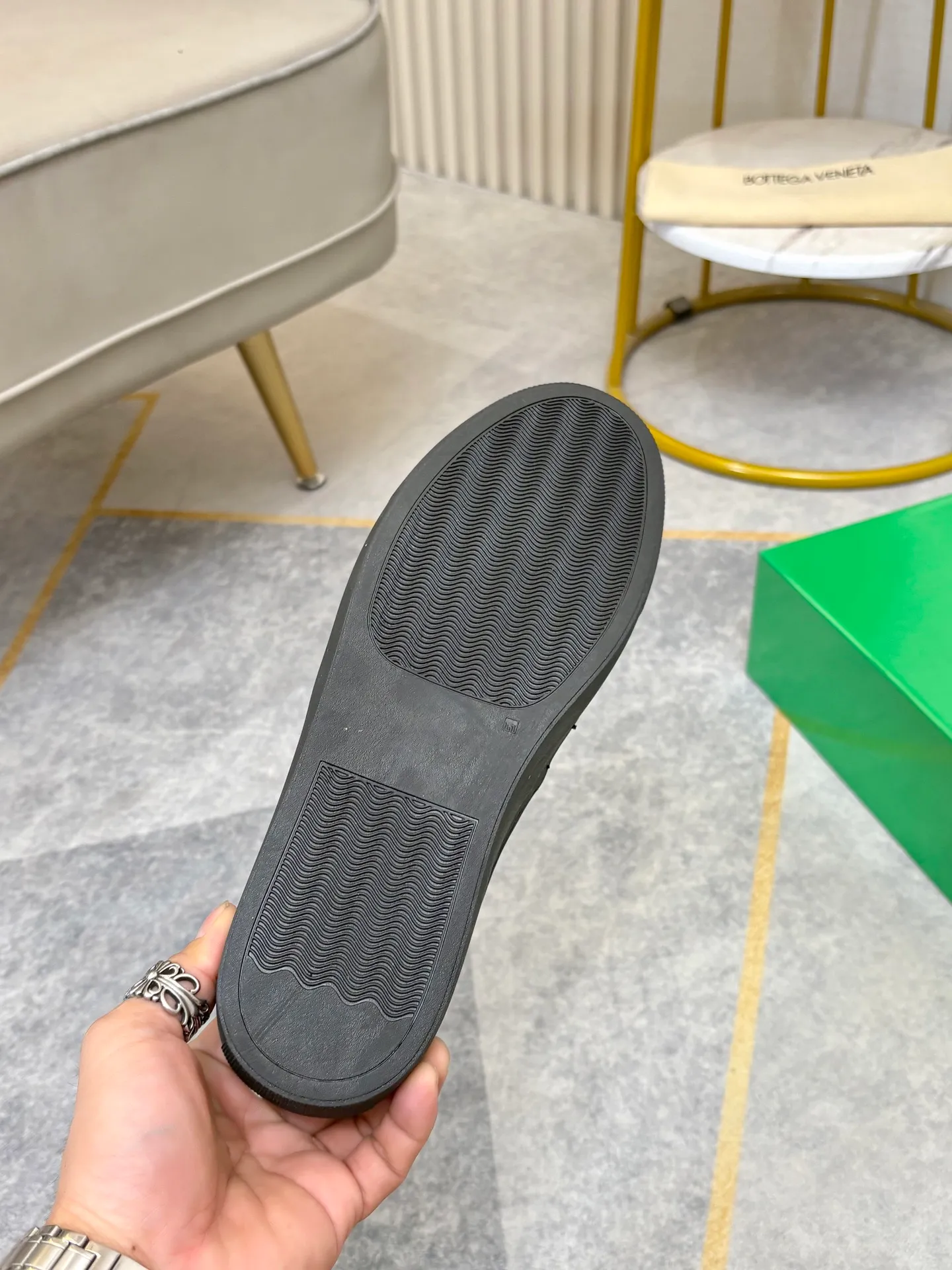 P380 BV men's casual half-drag👞. Handsome and versatile low-top shoes, woven cowhide upper, pigskin lining for the feet, 🌺🌺perfect shoe last, 🌲🌲 fashionable and handsome, comfortable on the feet, 🚗🚗wear-resistant and non-slip rubber outsole. Code number: 38-44. 45 is custom-made and cannot be returned or exchanged
